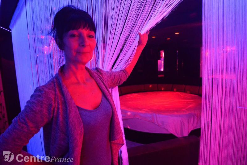 couple observant une scène dans un club libertin